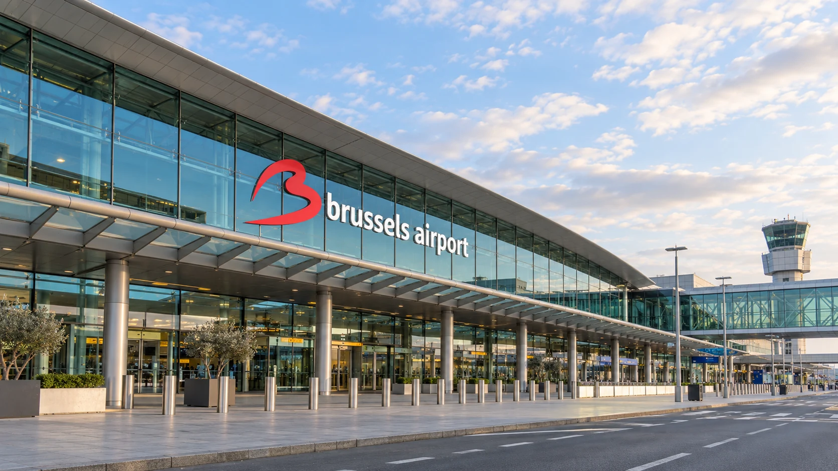 Terminalgebouw met glazen gevel en het opschrift Brussels Airport
